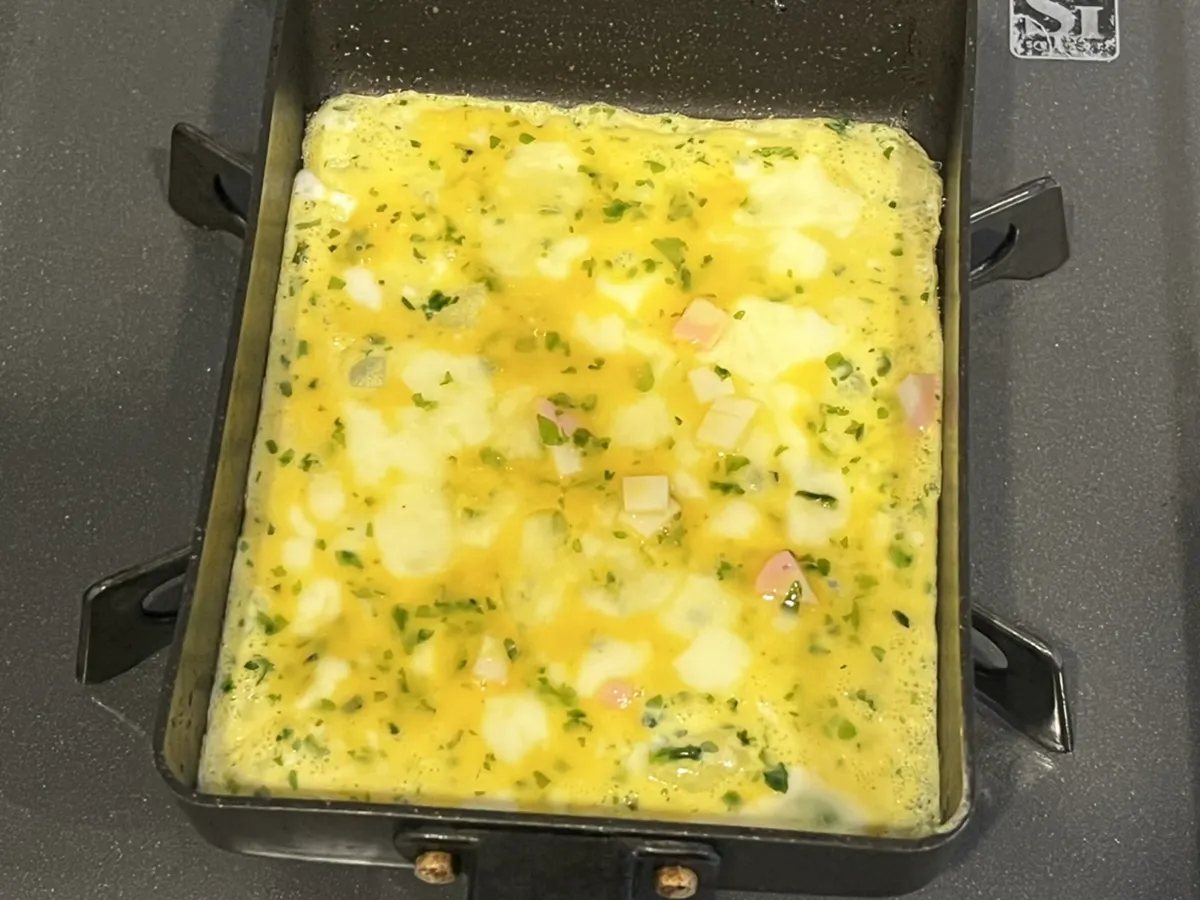 玉子焼きを焼いている写真(撮影:grapeフード編集部)