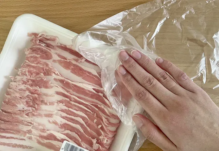 肉のパックの上にポリ袋を置いた写真（撮影：grapeライフハック編集部）