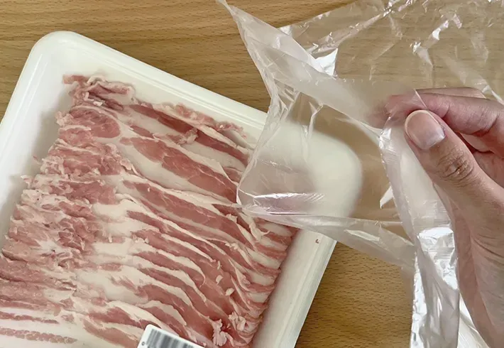 肉のパックと口が空いたポリ袋の写真（撮影：grapeライフハック編集部）
