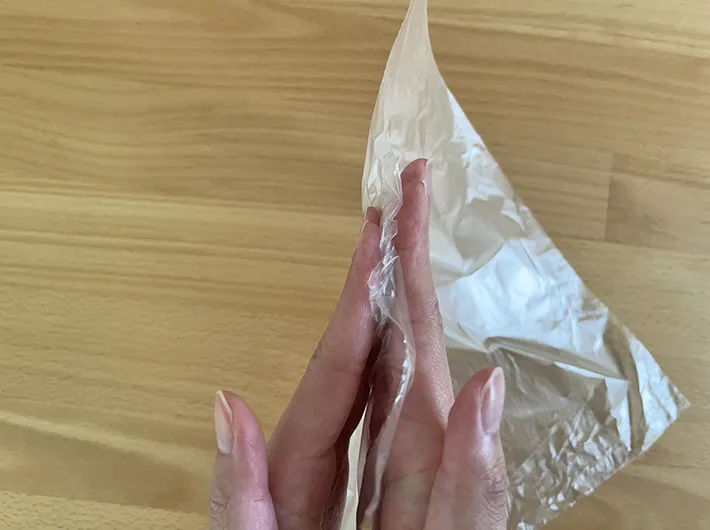 ポリ袋を両手で挟んでいる写真（撮影：grapeライフハック編集部）