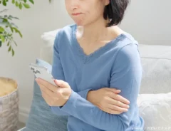 口をへの字にする女性の写真