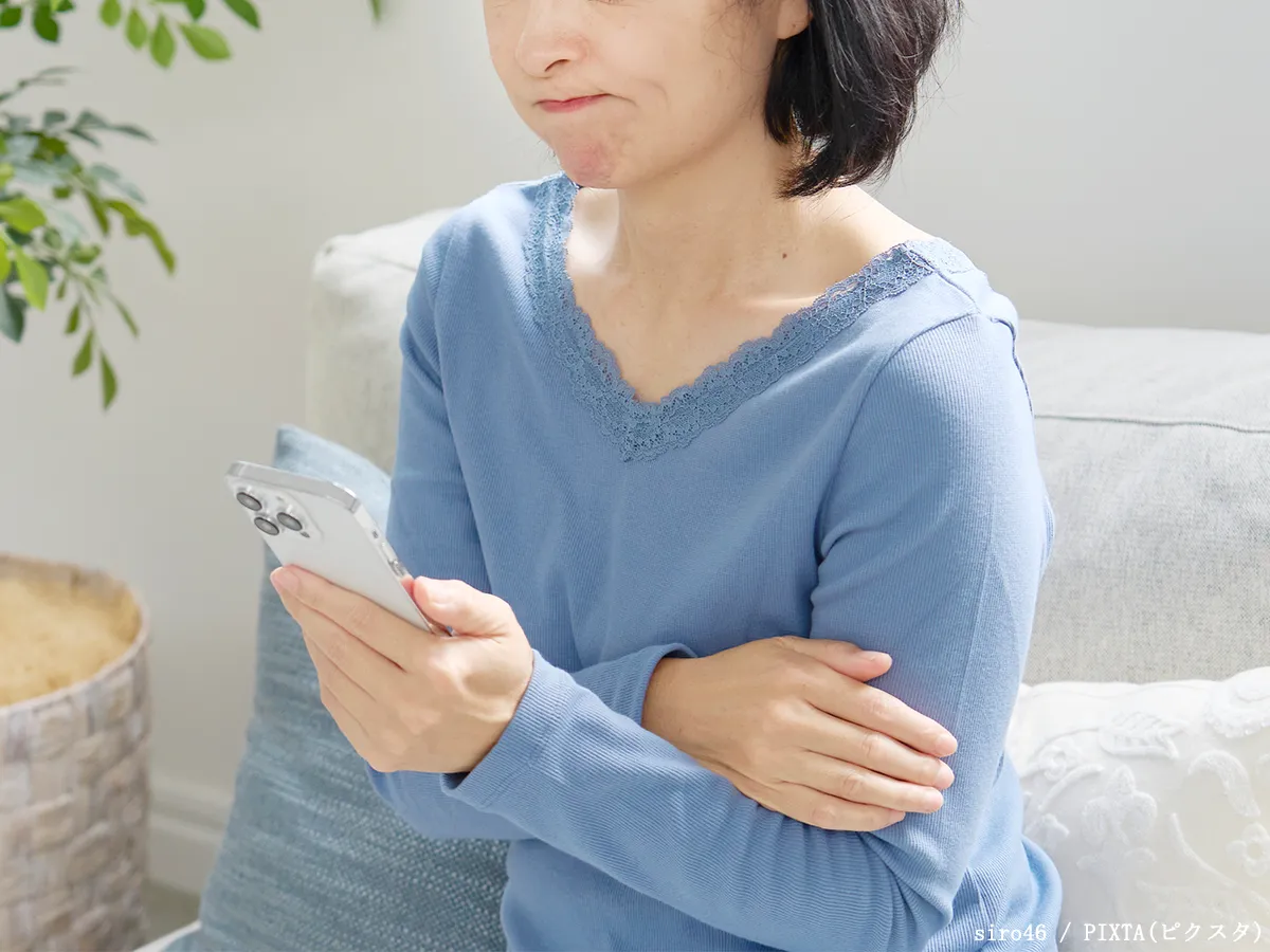 口をへの字にする女性の写真