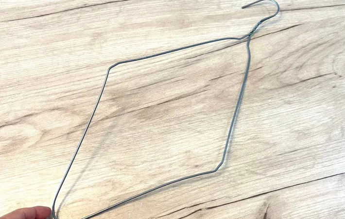 『針金ハンガーとストッキングの掃除グッズ』を作る写真（撮影：キジカク）