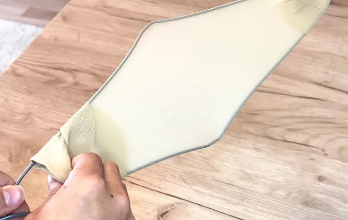 『針金ハンガーとストッキングの掃除グッズ』を作る写真（撮影：キジカク）