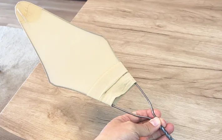 『針金ハンガーとストッキングの掃除グッズ』を作る写真（撮影：キジカク）