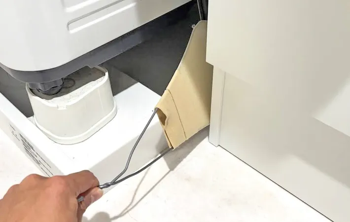 『針金ハンガーとストッキングの掃除グッズ』の使用写真（撮影：キジカク）