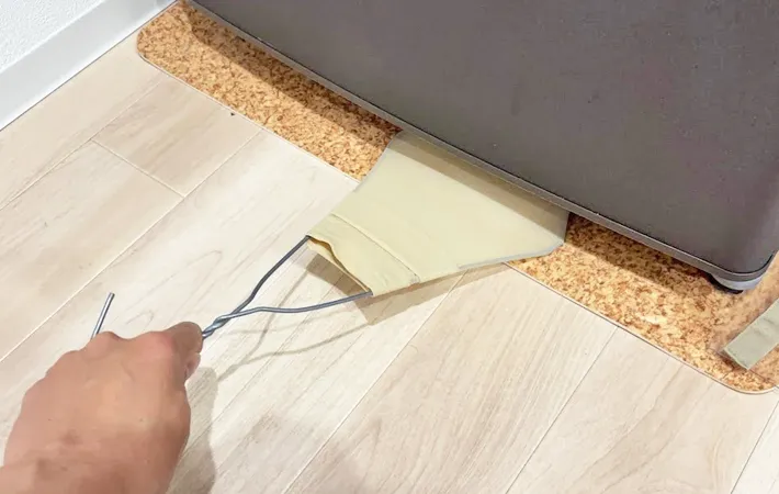 『針金ハンガーとストッキングの掃除グッズ』の使用写真（撮影：キジカク）