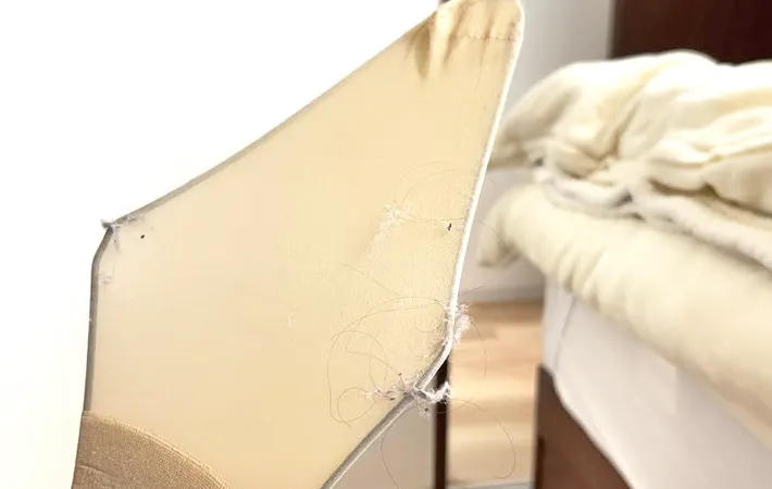 『針金ハンガーとストッキングの掃除グッズ』の使用写真（撮影：キジカク）