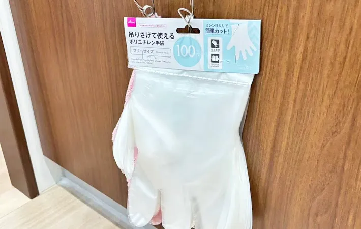 『ダイソー 引っかけたまま使用できるポリエチレン手袋』の使用写真（撮影：キジカク）