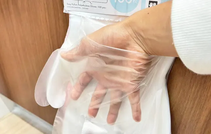 『ダイソー 引っかけたまま使用できるポリエチレン手袋』の使用写真（撮影：キジカク）