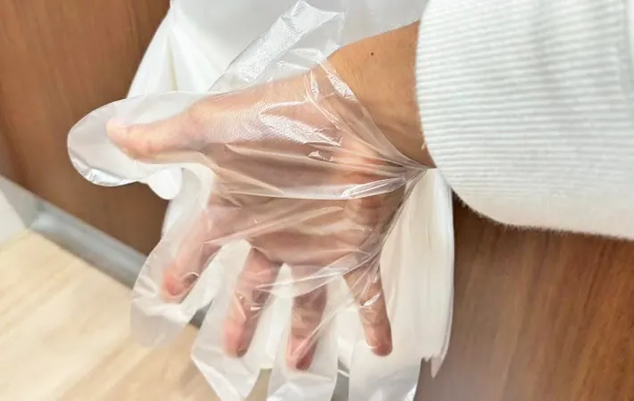 『ダイソー 引っかけたまま使用できるポリエチレン手袋』の使用写真（撮影：キジカク）