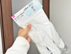 『ダイソー 引っかけたまま使用できるポリエチレン手袋』の写真（撮影：キジカク）