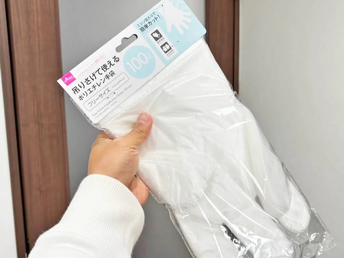 『ダイソー 引っかけたまま使用できるポリエチレン手袋』の写真(撮影:キジカク)