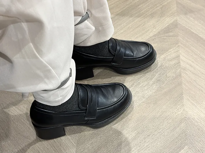 『らくらくアームバンド』を着けた足元画像（撮影：grapeライフハック編集部）