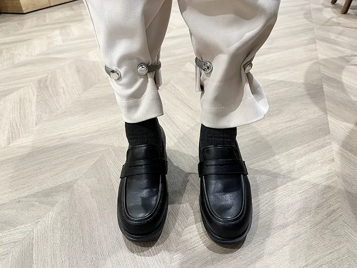 『らくらくアームバンド』を着けた足元画像（撮影：grapeライフハック編集部）