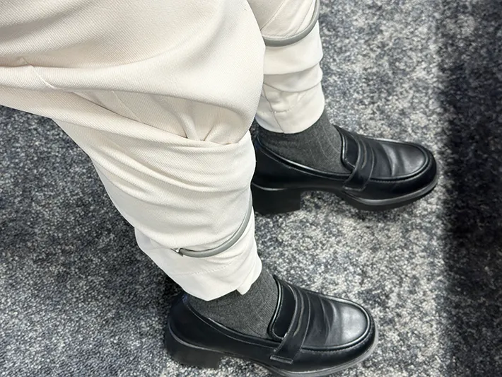 裾を巻きつけた状態で『らくらくアームバンド』を着けた足元画像（撮影：grapeライフハック編集部）