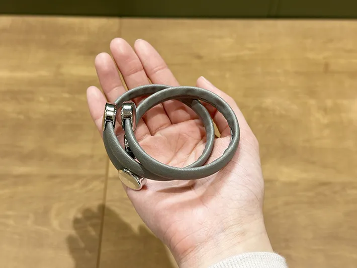 『らくらくアームバンド』を手にのせている画像（撮影：grapeライフハック編集部）