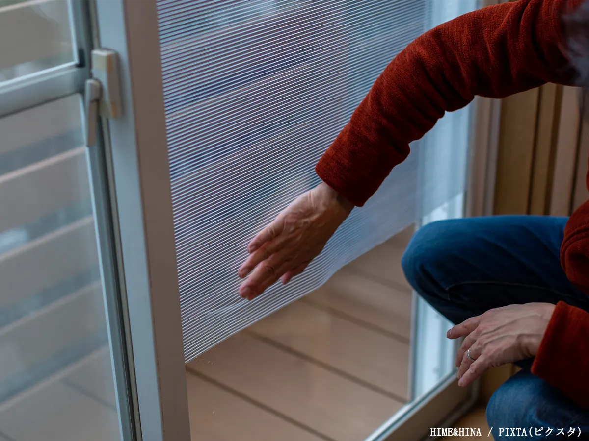 窓に断熱シートを貼る写真