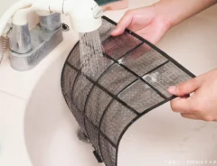 エアコンのフィルター掃除の写真