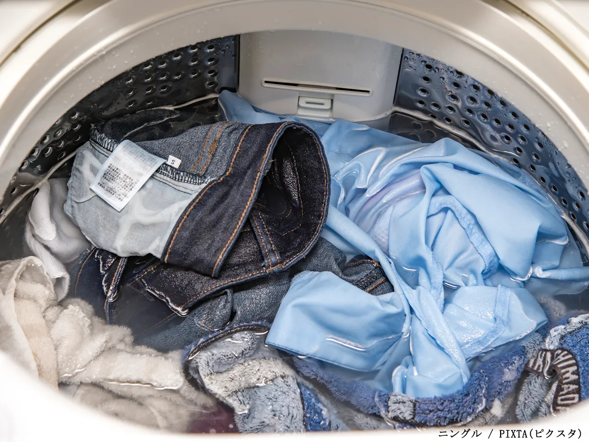 洗濯機と洗濯物の写真