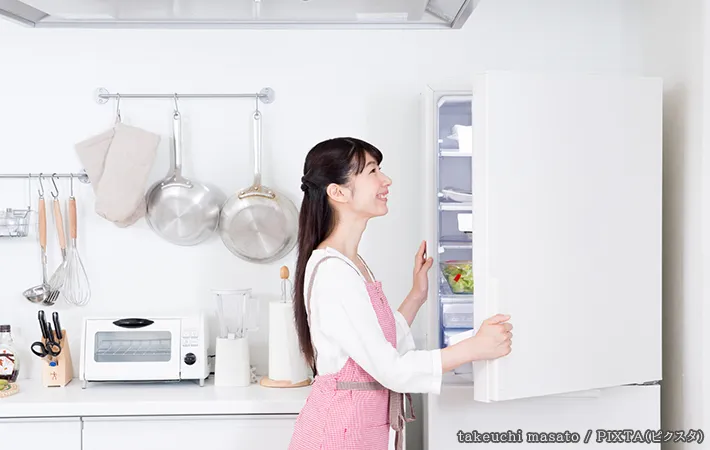 冷蔵庫と女性の写真