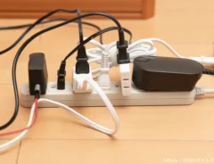 挿しっぱなしの電源ケーブルの写真