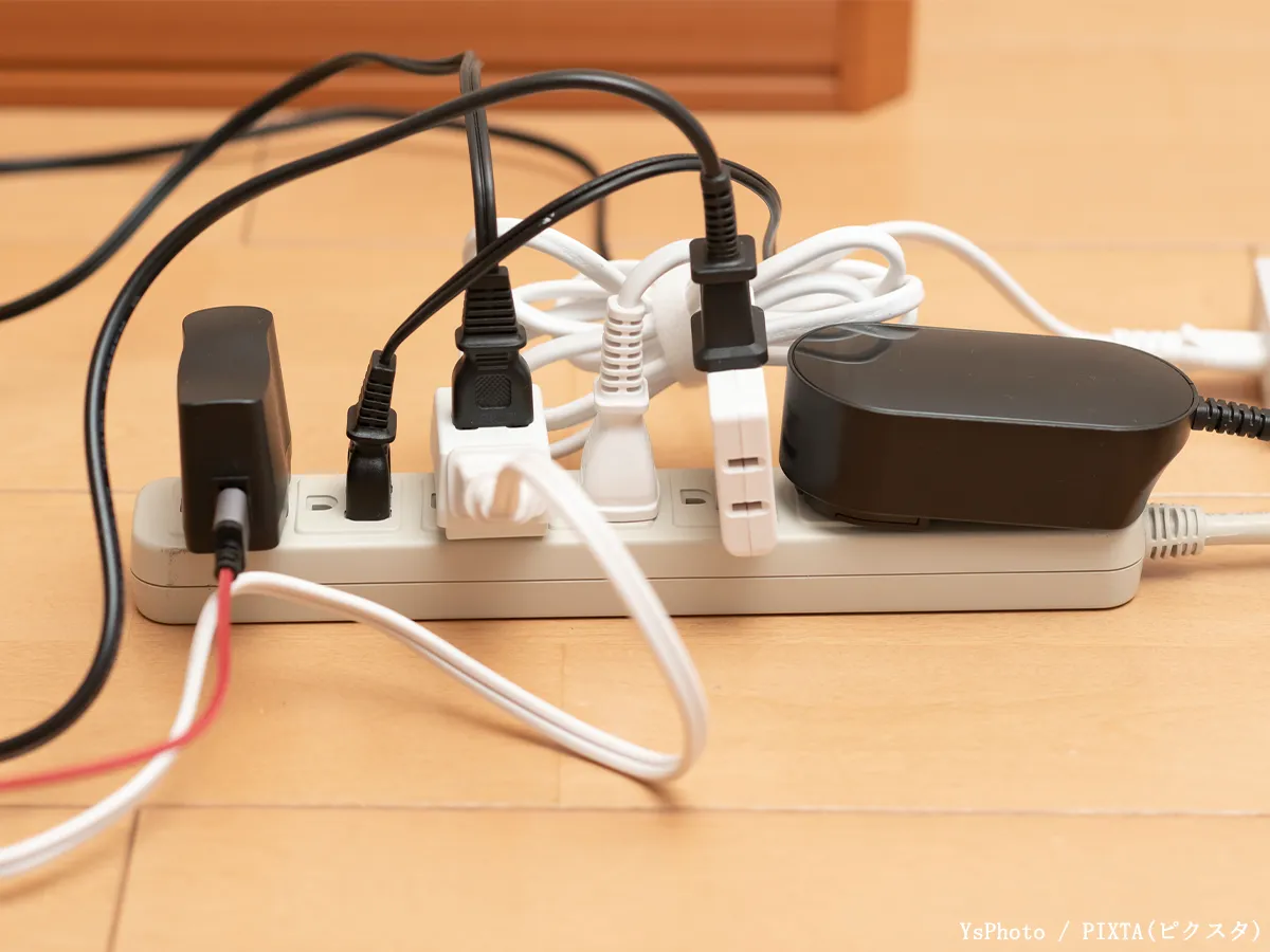 挿しっぱなしの電源ケーブルの写真