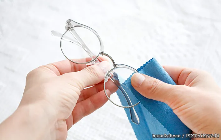 メガネを拭く写真