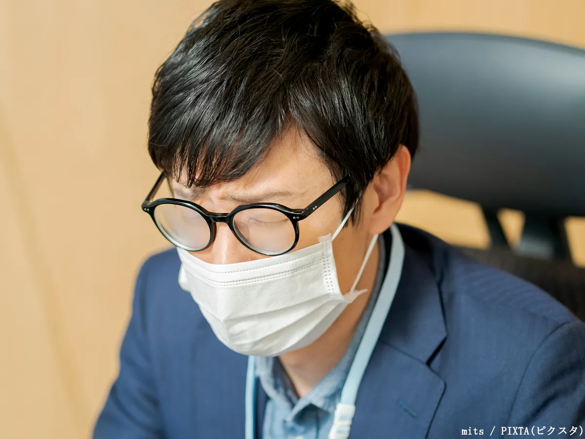 マスクでくもったメガネの写真