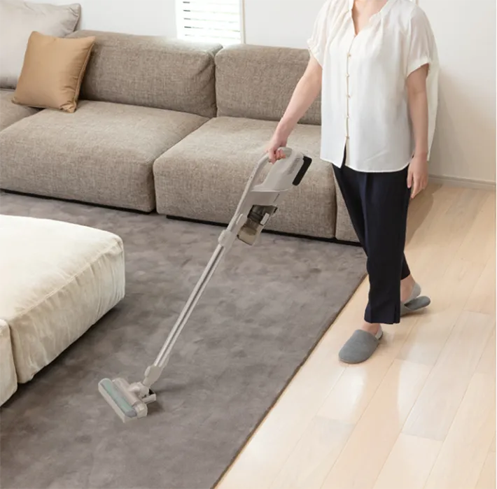 掃除機をかける人の写真
