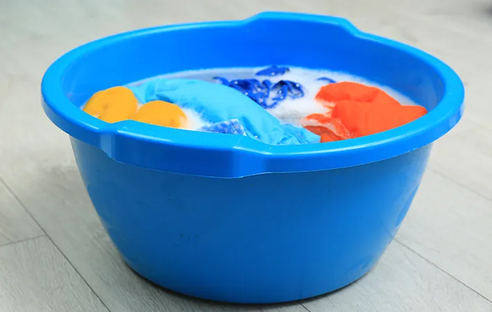 バケツに洋服をつけ置きする写真