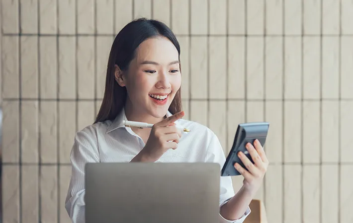 計算機を持つ女性の写真