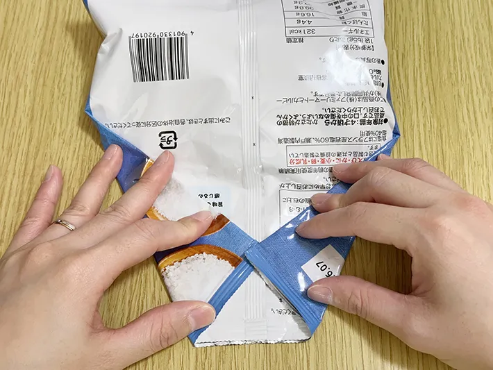 ポテトチップスの袋を折っている画像（撮影：grapeライフハック編集部）