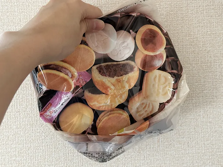 折った和菓子の袋を逆さにひっくり返している画像（撮影：grapeライフハック編集部）