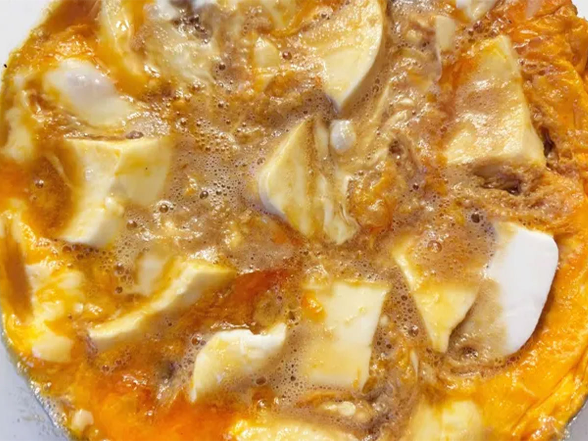 『豆腐の卵とじ』を作る写真(撮影:エニママ)
