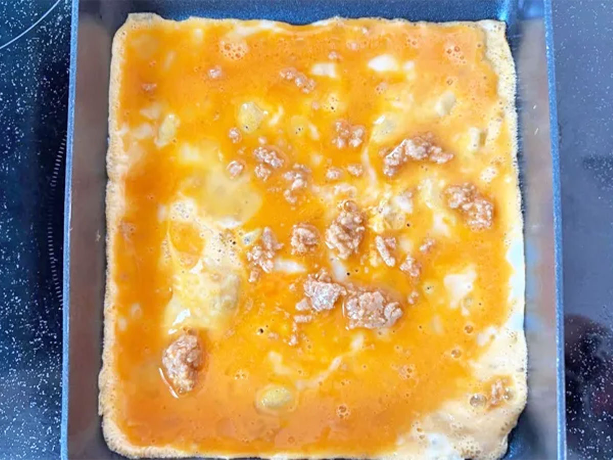 『ひき肉入り玉子焼き』を作る写真(撮影:エニママ)