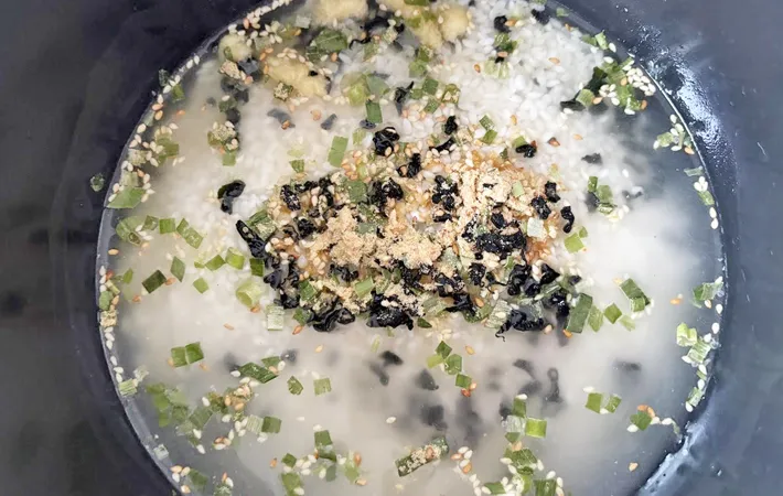 『わかめご飯』を作る写真（撮影：エニママ）