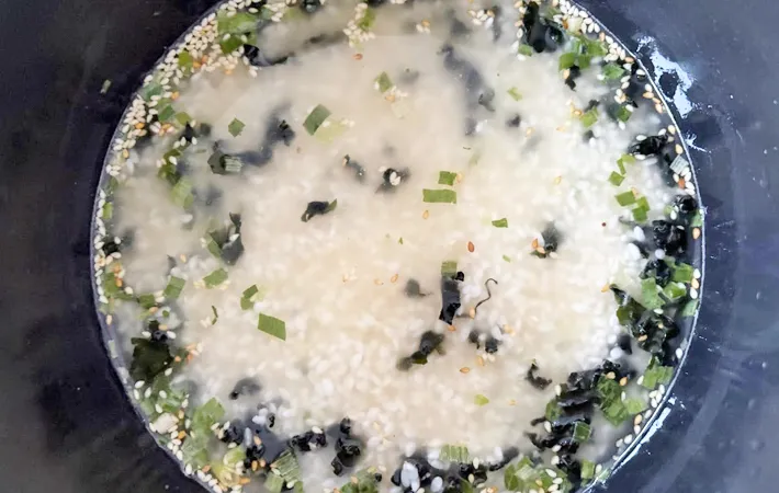 『わかめご飯』を作る写真（撮影：エニママ）