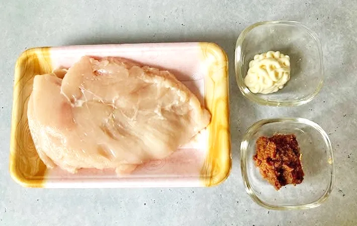 『鶏むね肉のしっとり焼き』の材料写真（撮影：エニママ）