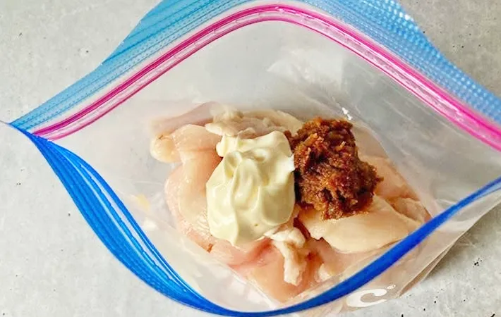 『鶏むね肉のしっとり焼き』を作る写真（撮影：エニママ）