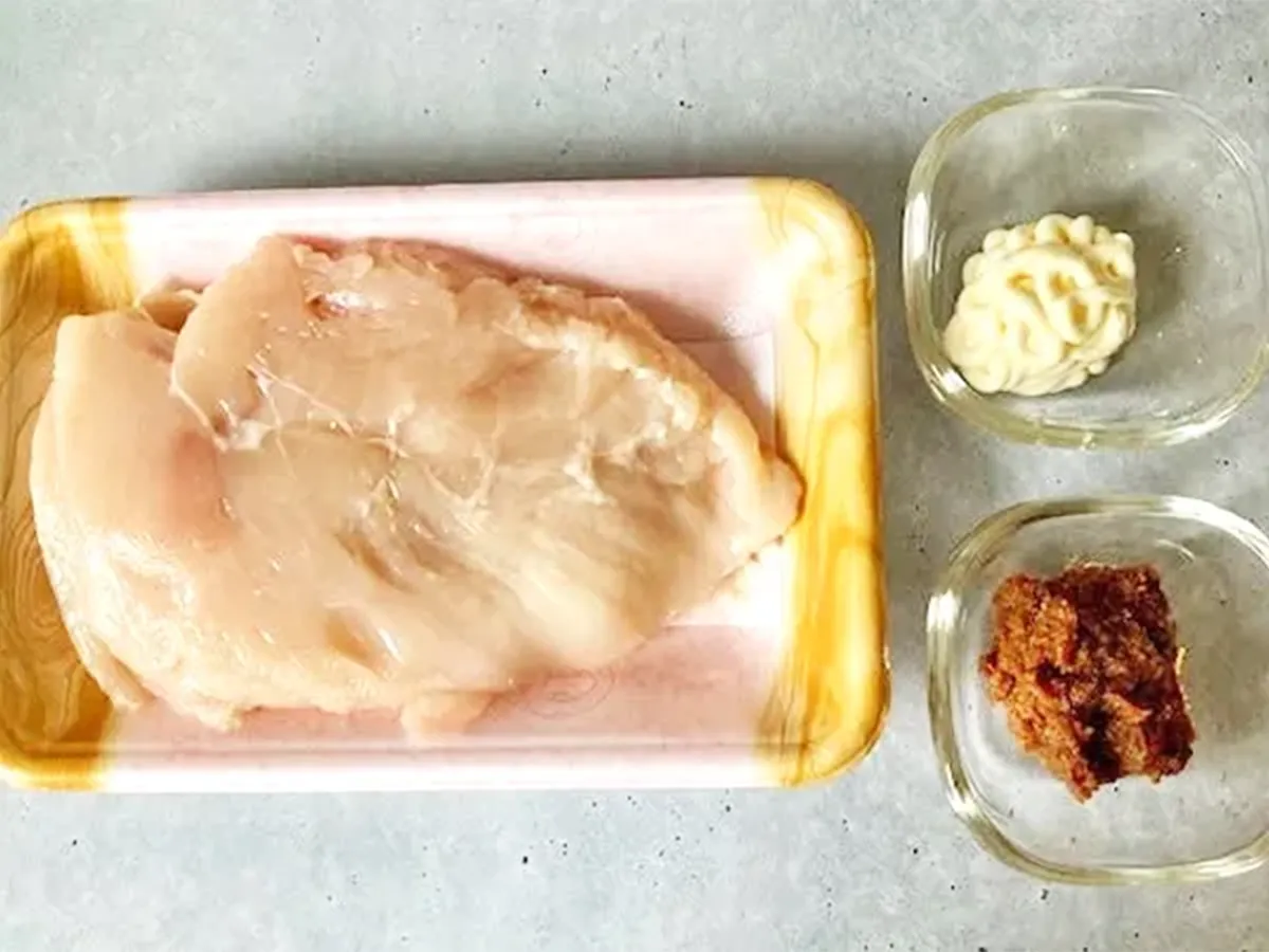 『鶏むね肉のしっとり焼き』の材料の写真（撮影：エニママ）