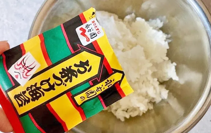 『お茶づけ海苔のおにぎり』を作る写真（撮影：エニママ）