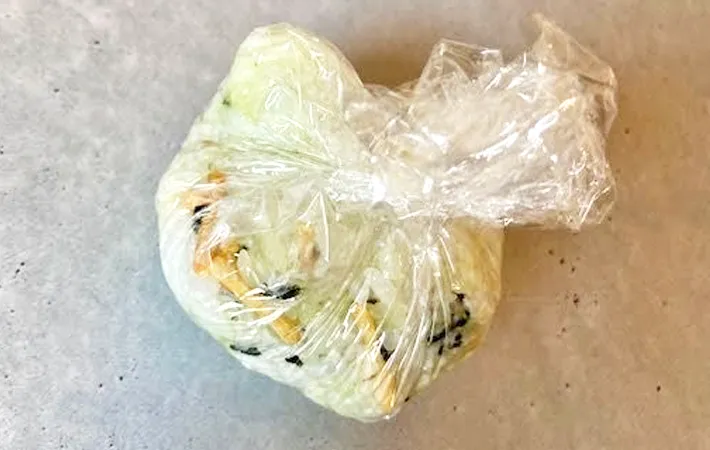 『お茶づけ海苔のおにぎり』を作る写真（撮影：エニママ）