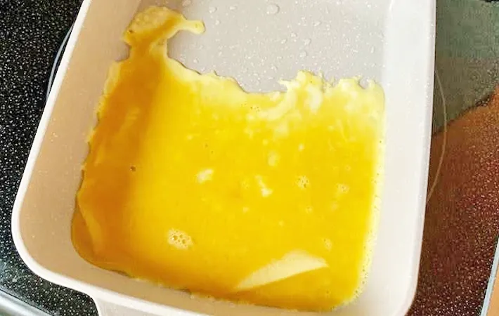 『四角フライパンで玉子焼き』を作る写真（撮影：エニママ）