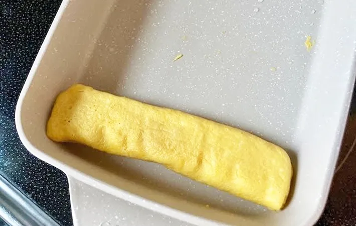 『四角フライパンで玉子焼き』を作る写真（撮影：エニママ）