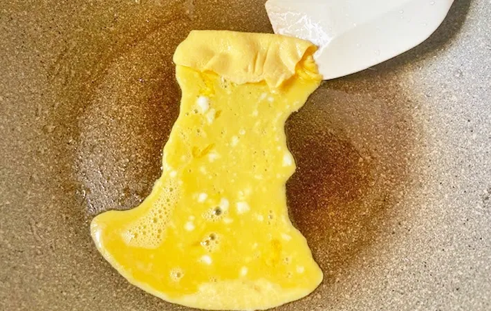 『丸いフライパンで玉子焼き』を作る写真（撮影：エニママ）