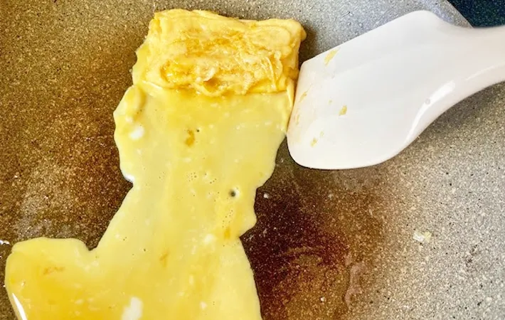 『丸いフライパンで玉子焼き』を作る写真（撮影：エニママ）