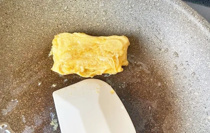 『丸いフライパンで玉子焼き』を作る写真（撮影：エニママ）