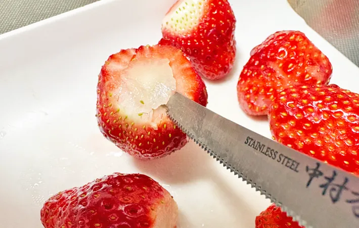 『イチゴ練乳アイス』を作る写真（撮影：エニママ）