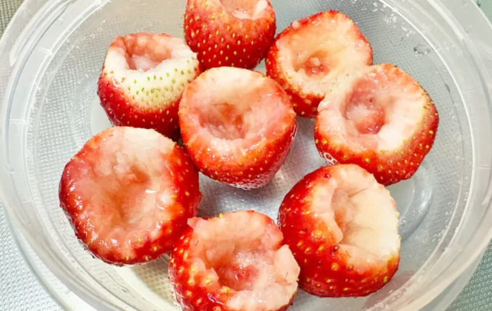 『イチゴ練乳アイス』を作る写真（撮影：エニママ）